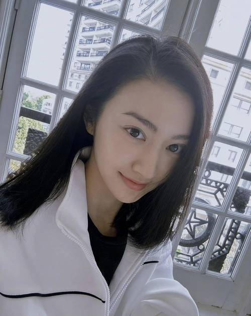 感情风波:伤害与沉默有人说,景甜是娱乐圈出了名的"关系户",一出道便