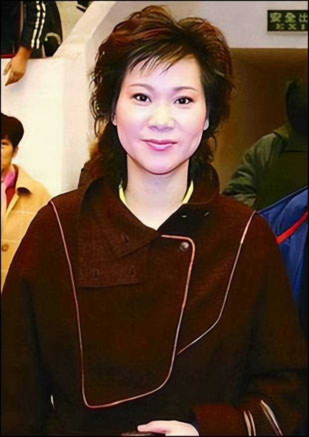 曹燕华:女乒满贯第一人,烟酒不离身拿59块金牌,二婚被宠成少女_施之皓