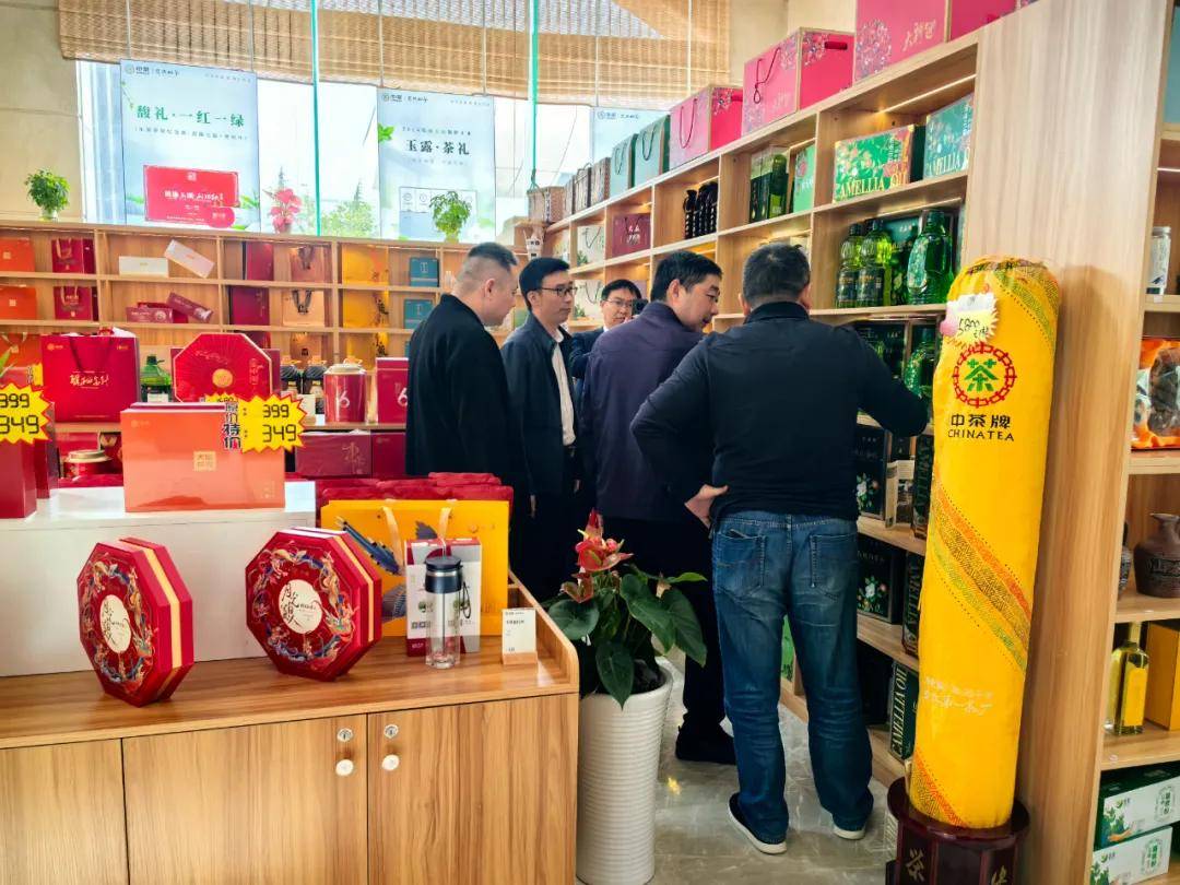 巴东县农业局,野三关镇政府领导莅临中茶恩施硒茶电信店指导!