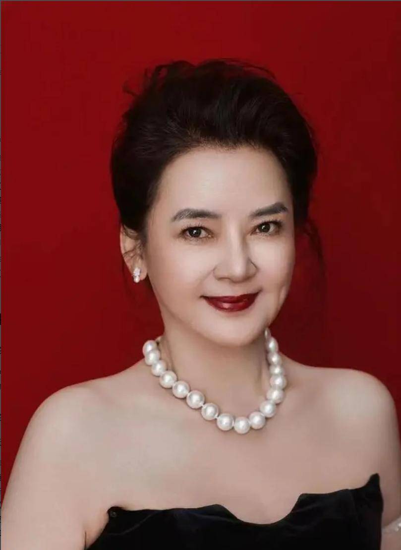 62岁胡慧中近况:曾被骗拍三级,前夫横死老公坐牢,今老得认不出