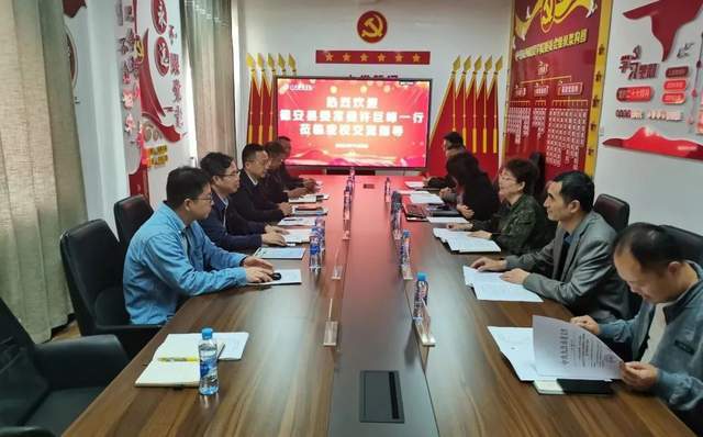 贾丽霞代表江西服装学院对许巨峰一行的到来表示欢迎,她表示,德安县