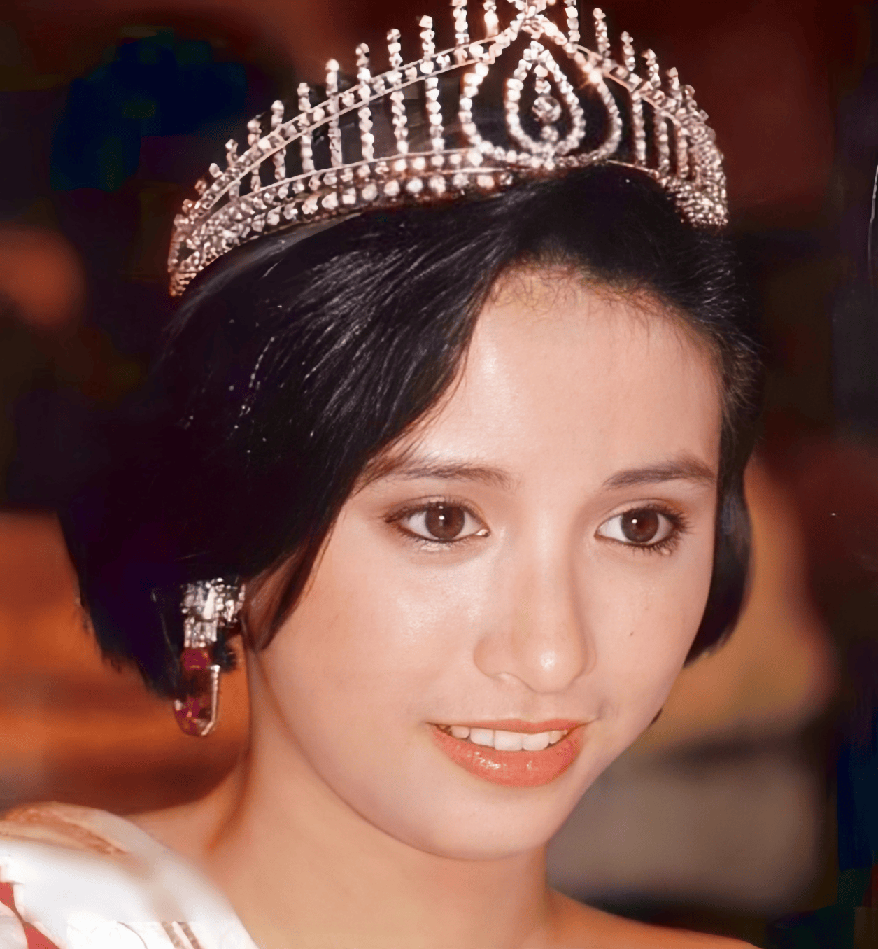 吴婉芳:比赵雅芝还"冻龄",把丈夫熬成爹,和儿子同框像姐弟
