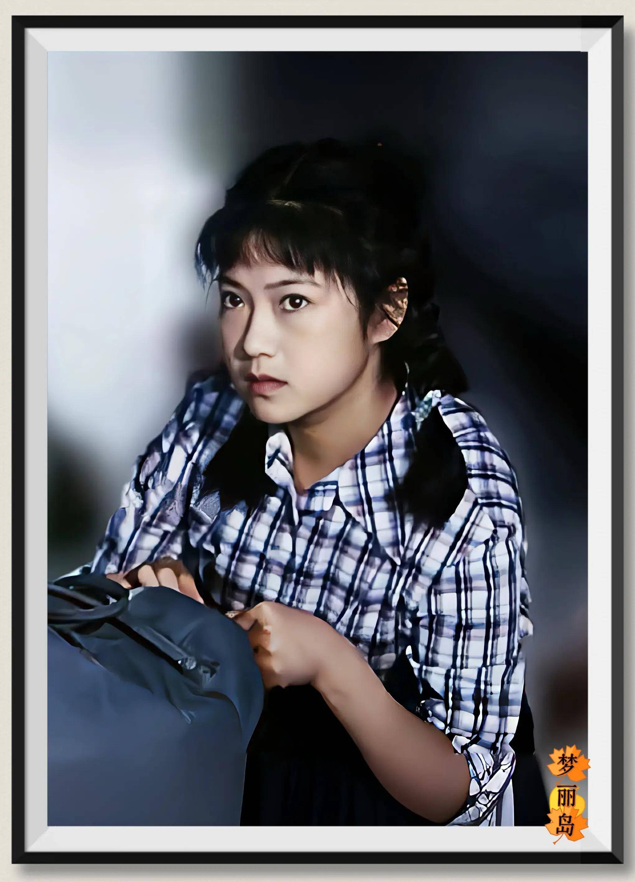 八十年代的女明星,穿着格子衫,扎麻花辫,一副邻家女孩的纯朴样