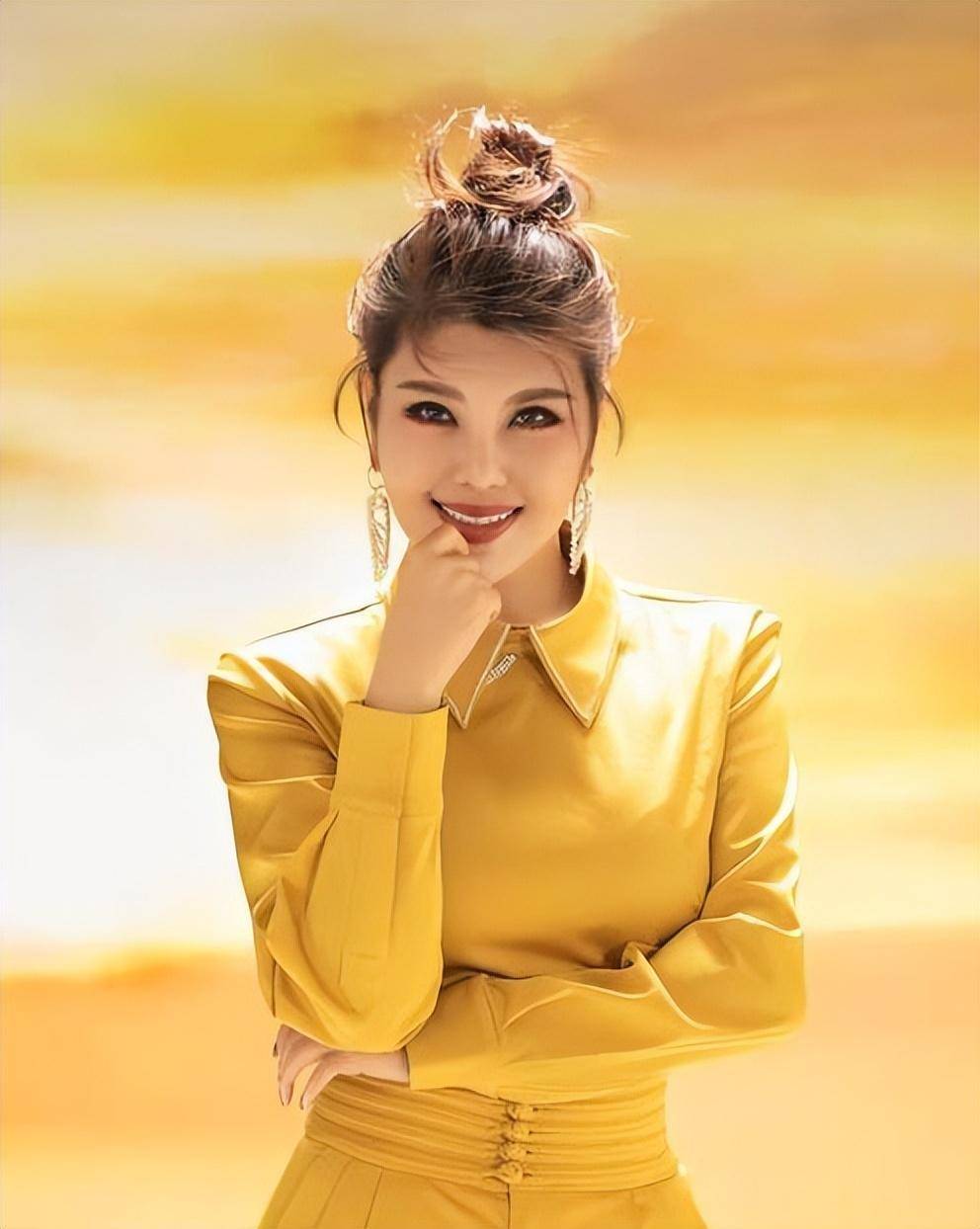 文中指出这首歌之前确实属于乌兰托娅,但是现在的版权是乌兰图雅的.