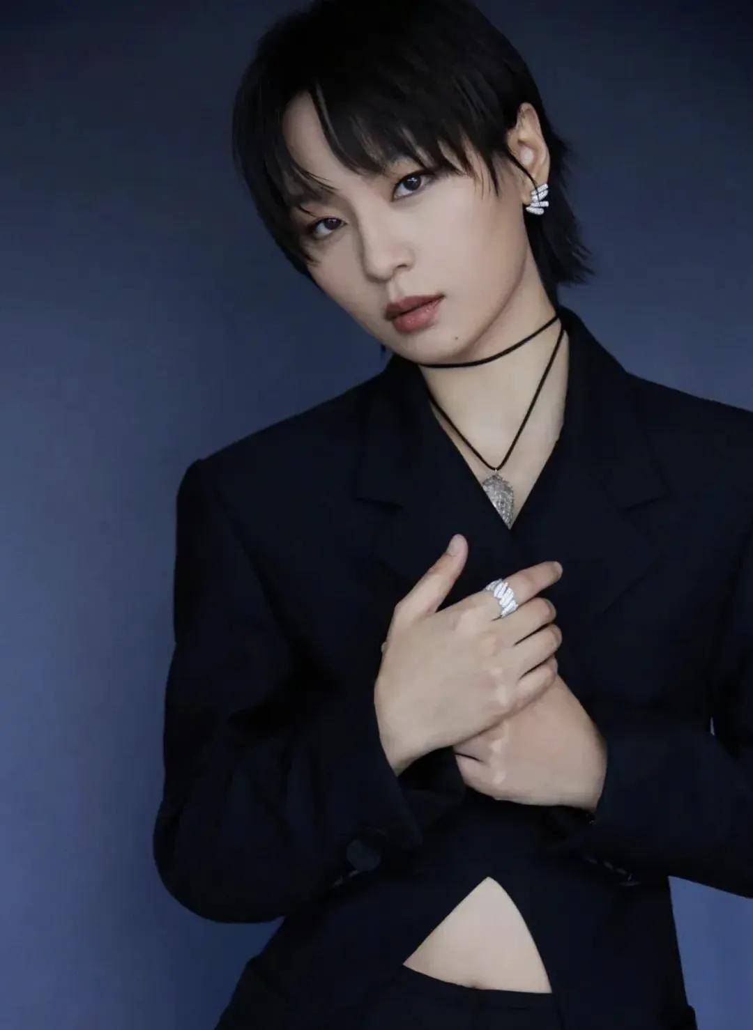 39岁周笔畅一头金发,穿裙子仙气十足,一个人住300平的大房子,怡然自得