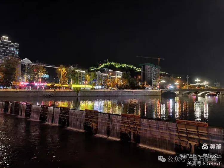 转过身,城市的夜景尽收眼底.高楼大厦林