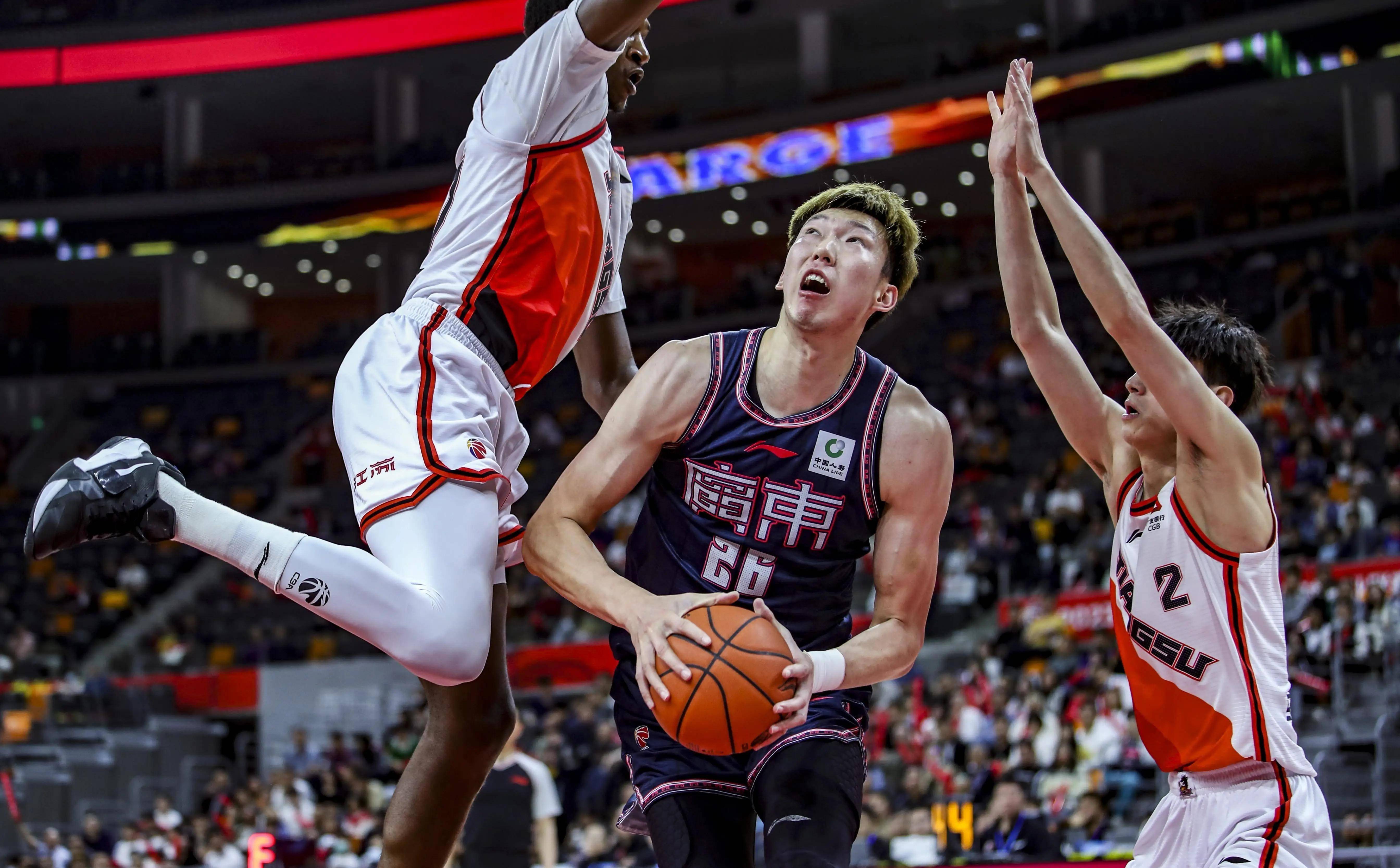 混血新星冯傲崭露头角,带领新疆队斩获佳绩,梦想超越八村垒