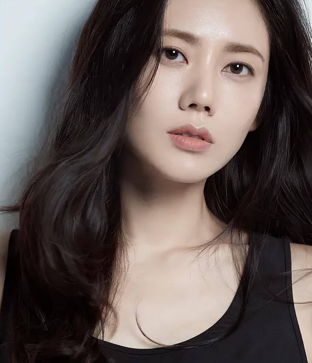 她戏里被出轨,戏外被抛弃,为生存去拍写真,如今秋瓷炫怎样了