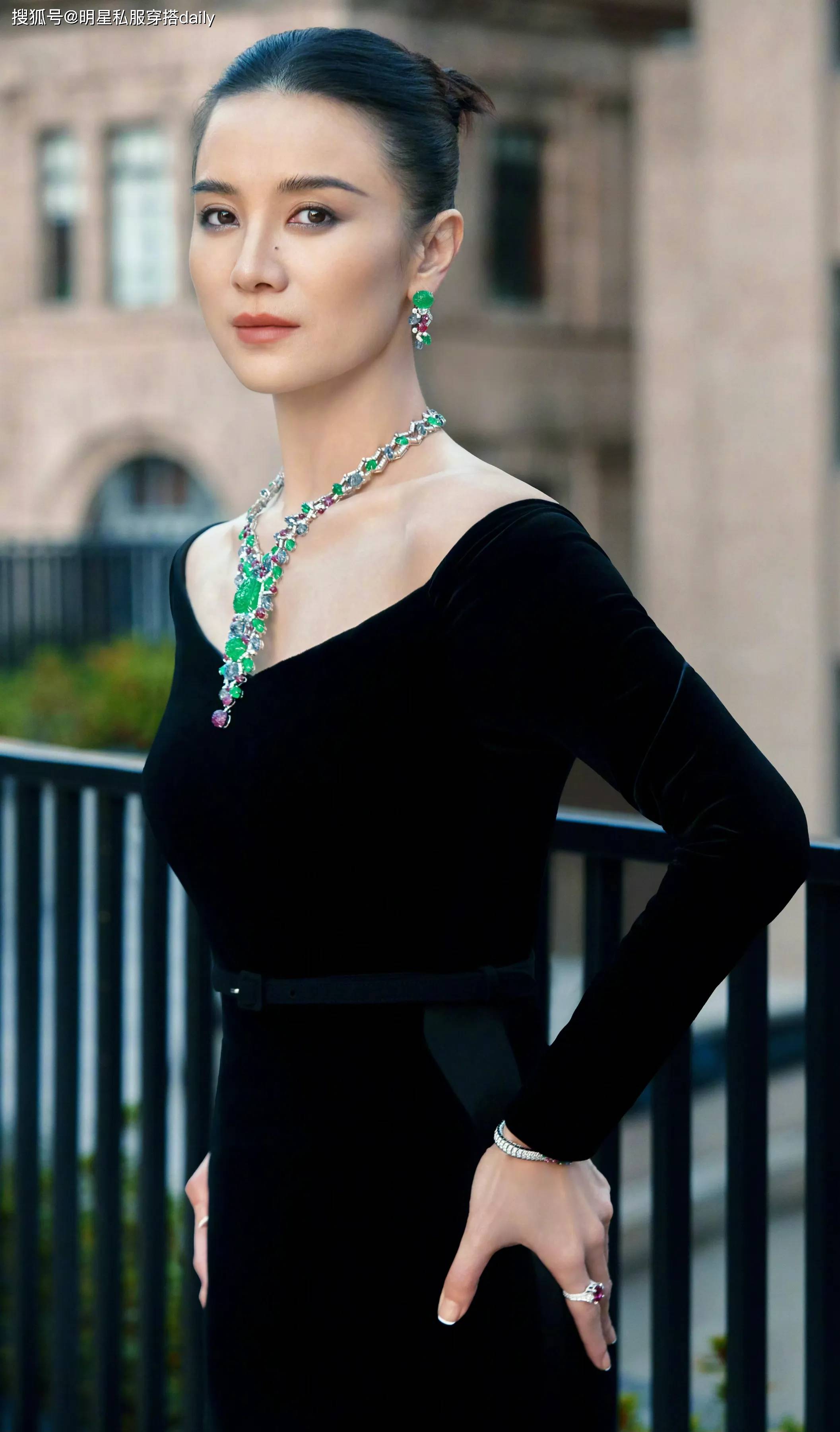 被宋佳的"直角肩"惊艳了!一袭露肩针织裙搭翡翠项链,贵气十足