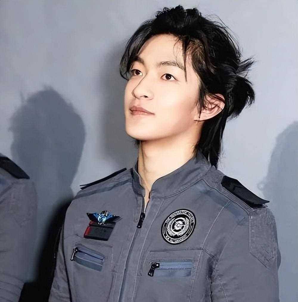 吴京捧红的"白眼狼",爆红却"反咬"吴京,如今落魄到无戏可拍_屈楚萧