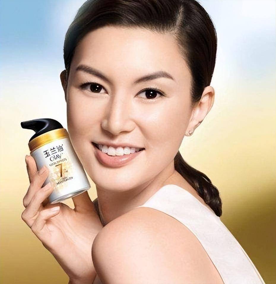 第一位玉兰油女孩,迷倒谢霆锋只需一件白衬衫,47岁过成这样?