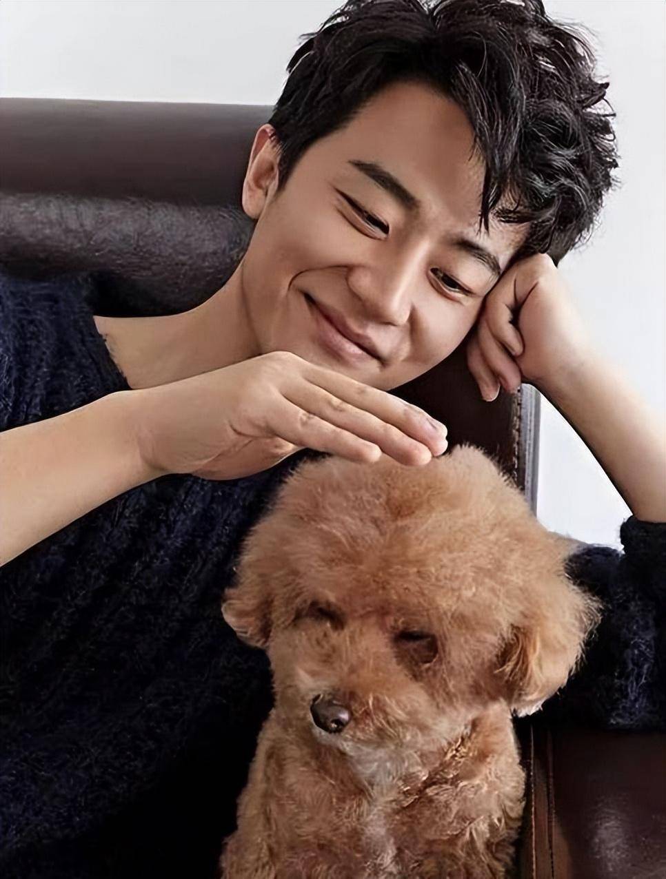 坎坷的黄轩:12岁父母离婚,19岁被张艺谋"忽悠",21岁成孤儿