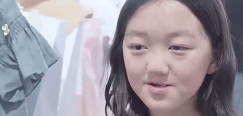 王菲女儿后台撞见张柏芝,她对张柏芝的三字称呼,网友:太有教养