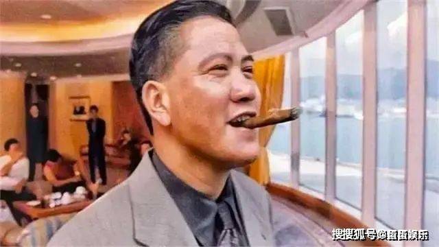 66岁万梓良定居湖南小县城!和小15岁空姐娇妻下馆子,夫妻秀恩爱!