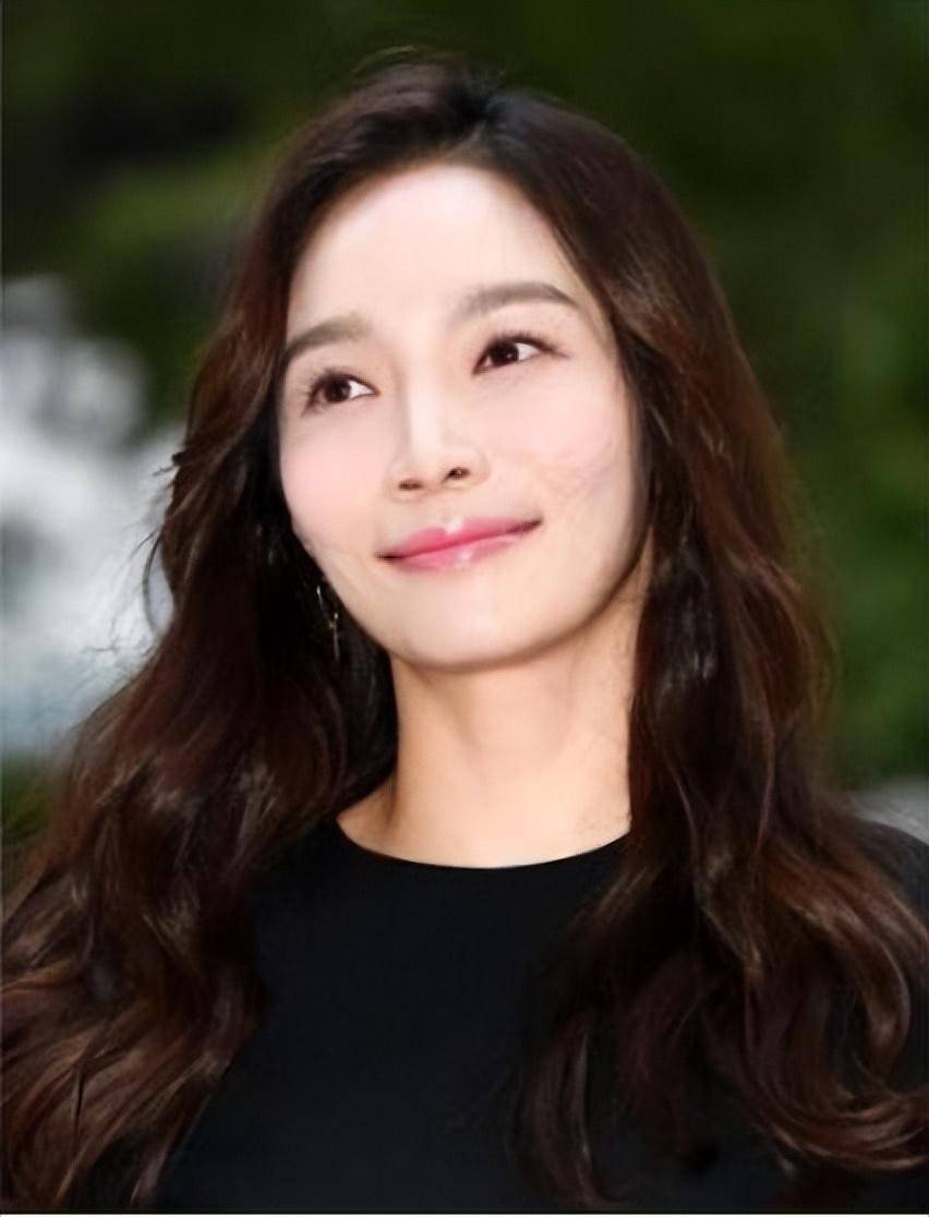 新婚13天,她被丈夫砍断手指,虐待到终生不孕,葬送大好星途_李敏英