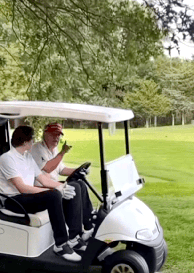 巴伦陪特朗普打高尔夫,马斯克也来了,还和川普大孙女依偎合影