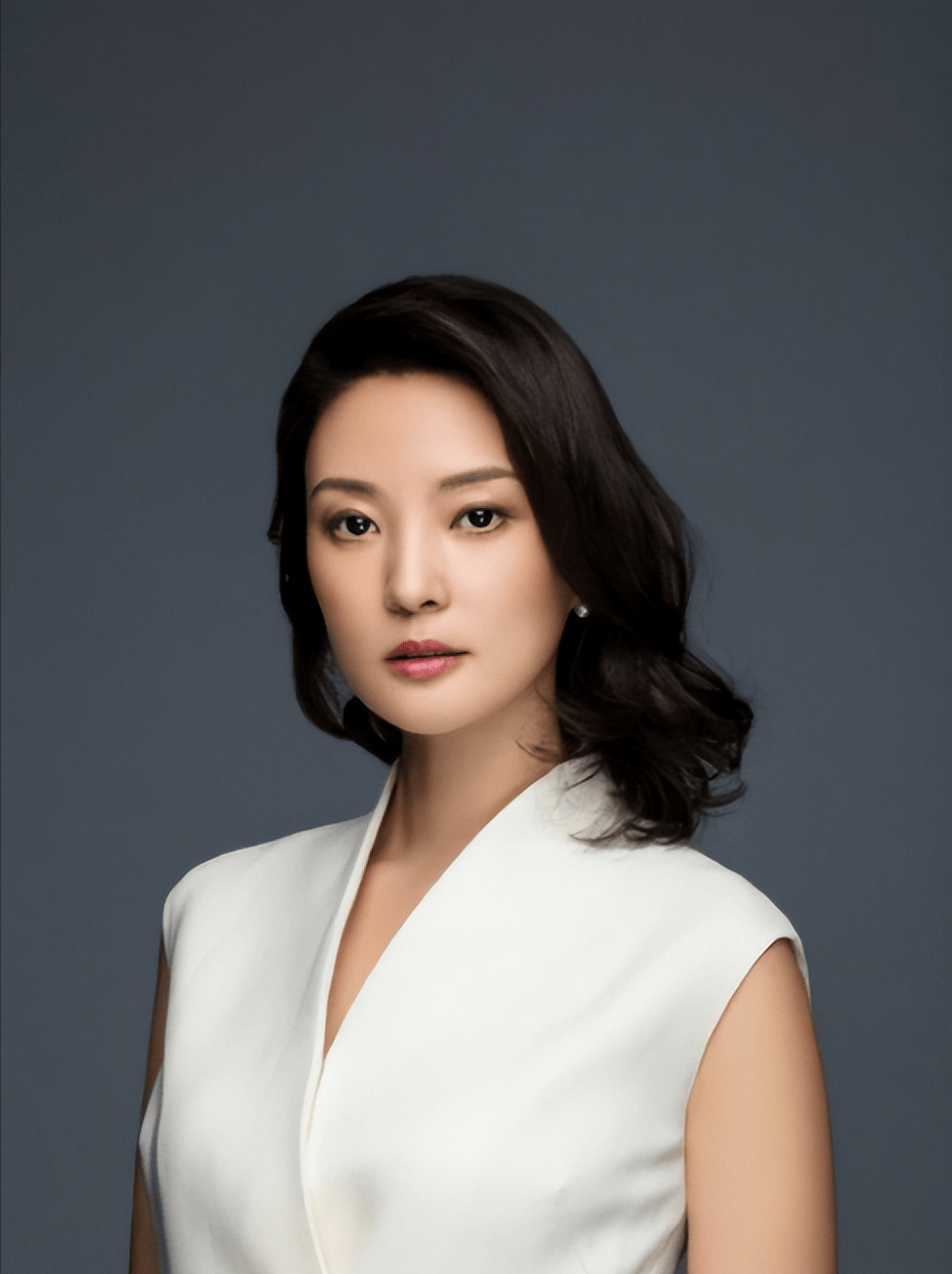 一次偶然的机会,在饭局上她认识了香港富商刘希泳.这个男人