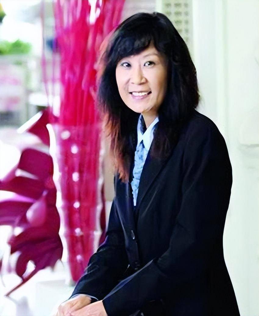 苏小明:在事业当红选择去留学,嫁给法国厨师,48岁转型当演员!