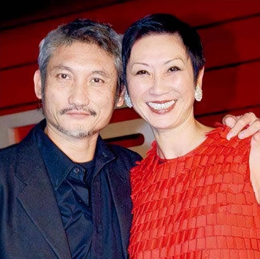 74岁徐克与73岁施南生罕见同框,一个满眼嫌弃,一个满脸不耐!