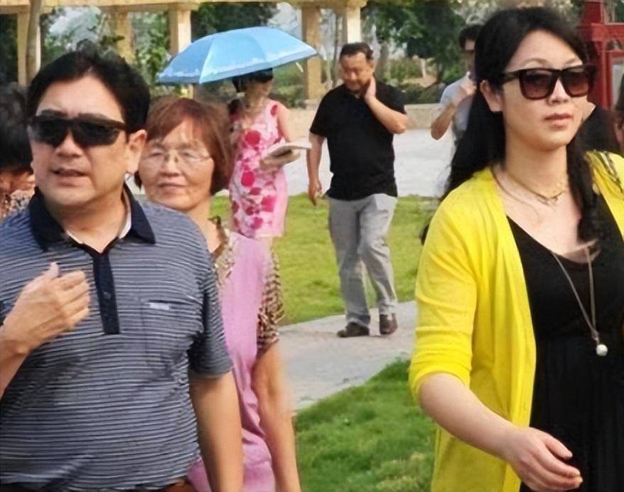 而水均益呢虽然答应了离婚,但并没有抛弃前妻,而是一如既往地照顾她.