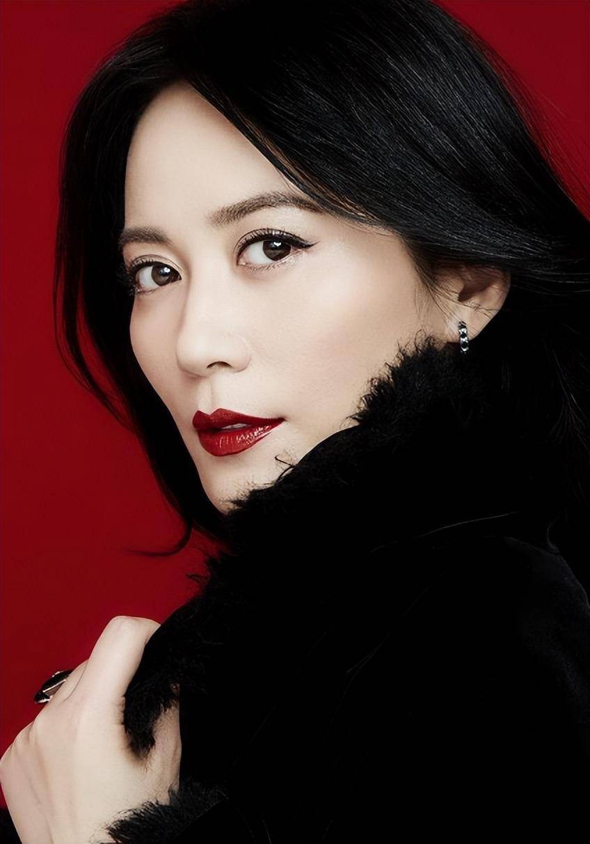 49岁还单身的俞飞鸿,生活中淡定从容,只做自己