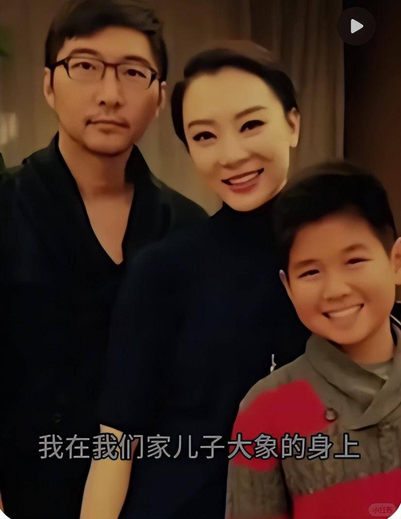 46岁陈数现身大学讲堂,盘发显干练,现场比划戏剧,体态满分_赵胤胤