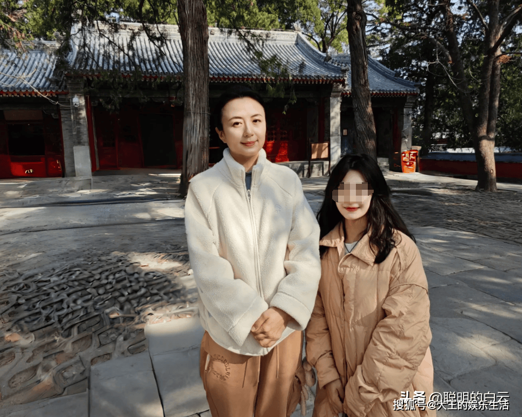 49岁杨童舒北京被偶遇,170cm身材丰满匀称,相比两年前老了好多
