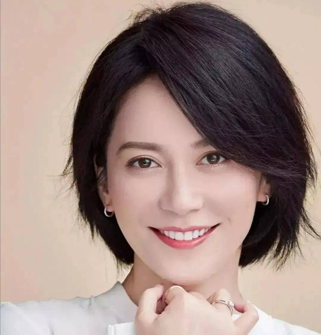 俞飞鸿:51岁身边追求者不断,不恋爱不结婚,一个人生活也很幸福_杨玏
