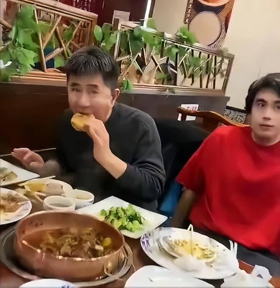 66岁郭凯敏苍蝇小馆吃饭,妻子戴大金表抢镜,30岁儿子长得像混血