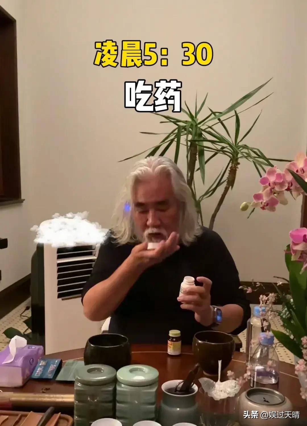 73岁张纪中凌晨五点起床为老婆泡茶做早餐,吃药暴露身体真实情况