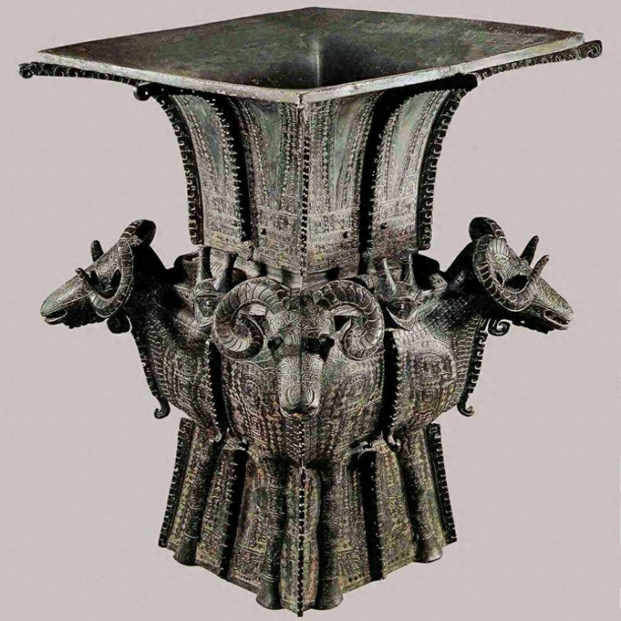 现如今,我国出土了很多的商周时期精美的青铜器器具,例如四羊方尊,司