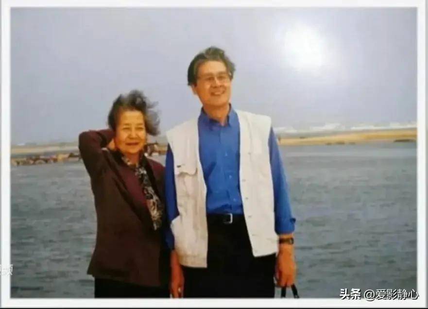 晓军是海政文工团演员,1961年她被选入《红珊瑚》剧组,成了女主角珊妹