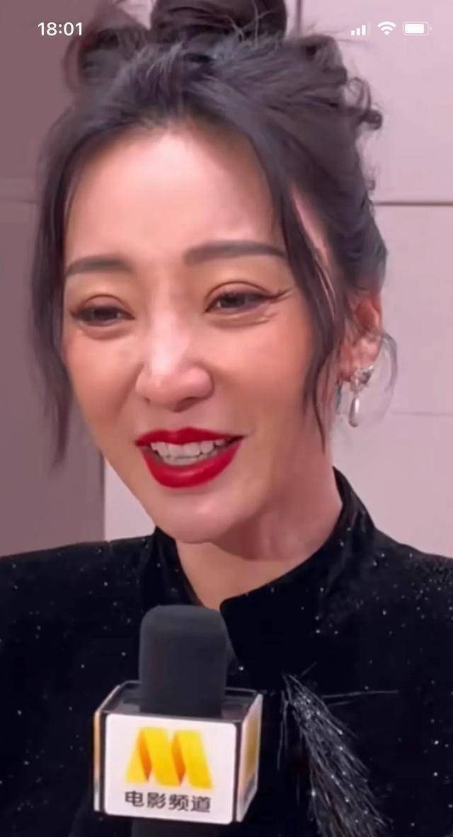 44岁的柳岩出席活动面部僵硬,高清镜头下颜值暴跌_贾玲和_岁月_容颜