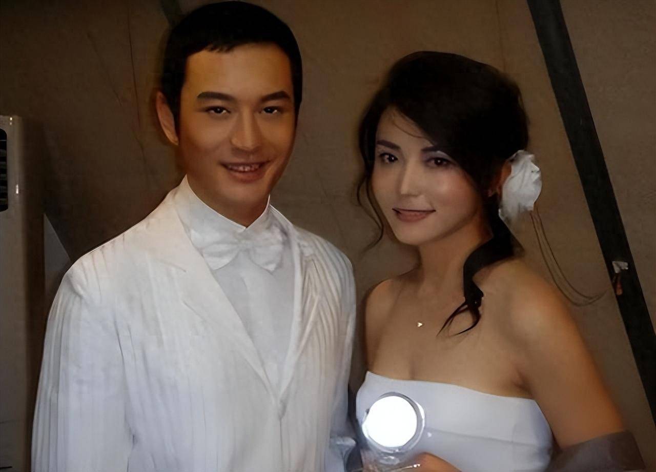 2009年黄晓明初恋李钰穿婚纱下葬,为何在葬礼上却未见他的身影