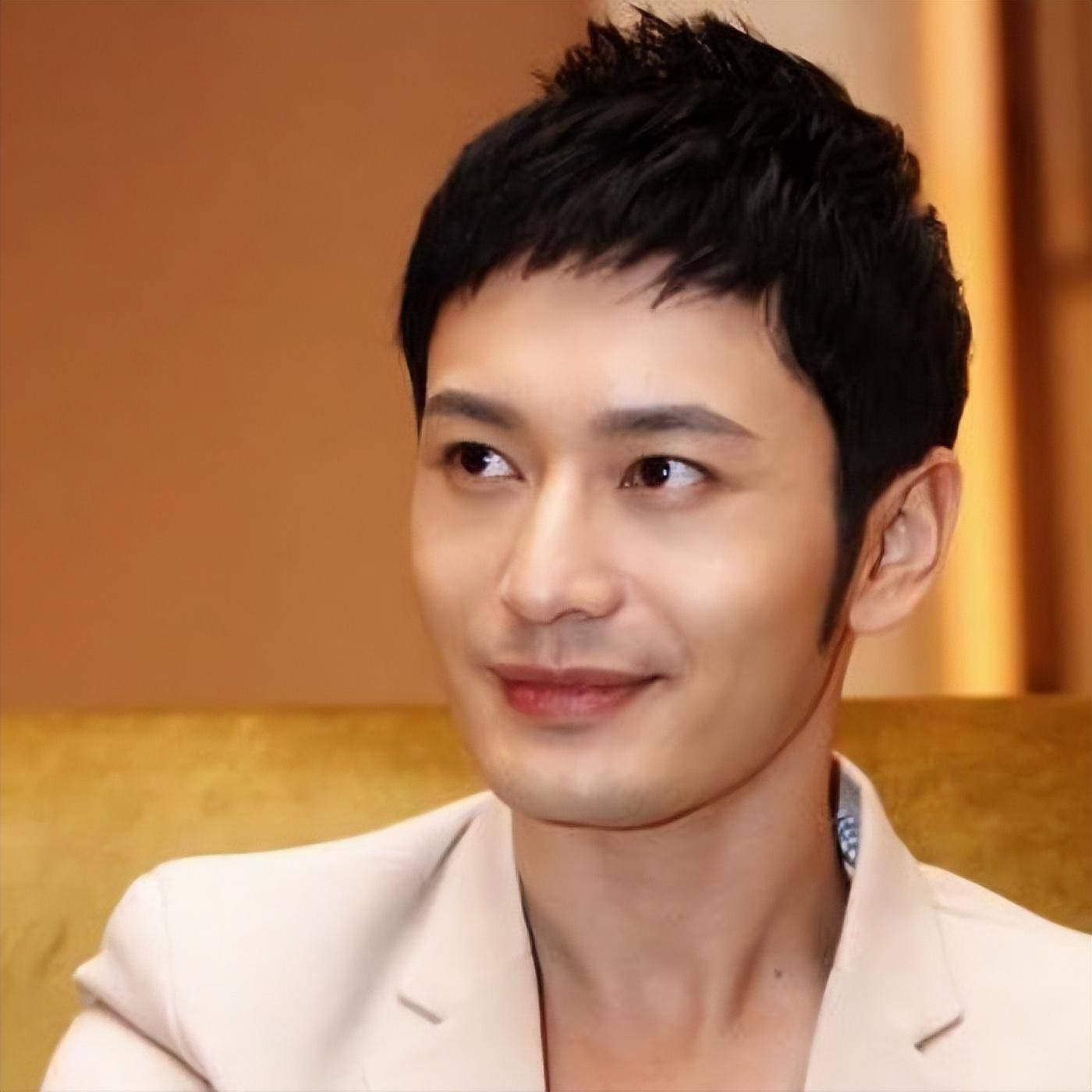 2009年黄晓明初恋李钰穿婚纱下葬,为何在葬礼上却未见他的身影