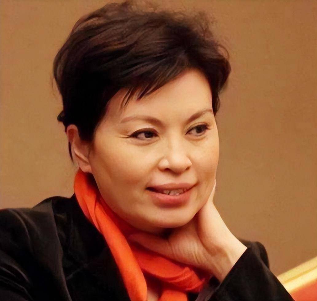 主持28年0失误,儿子坠楼仍不离岗,央视主播李瑞英后来咋样了