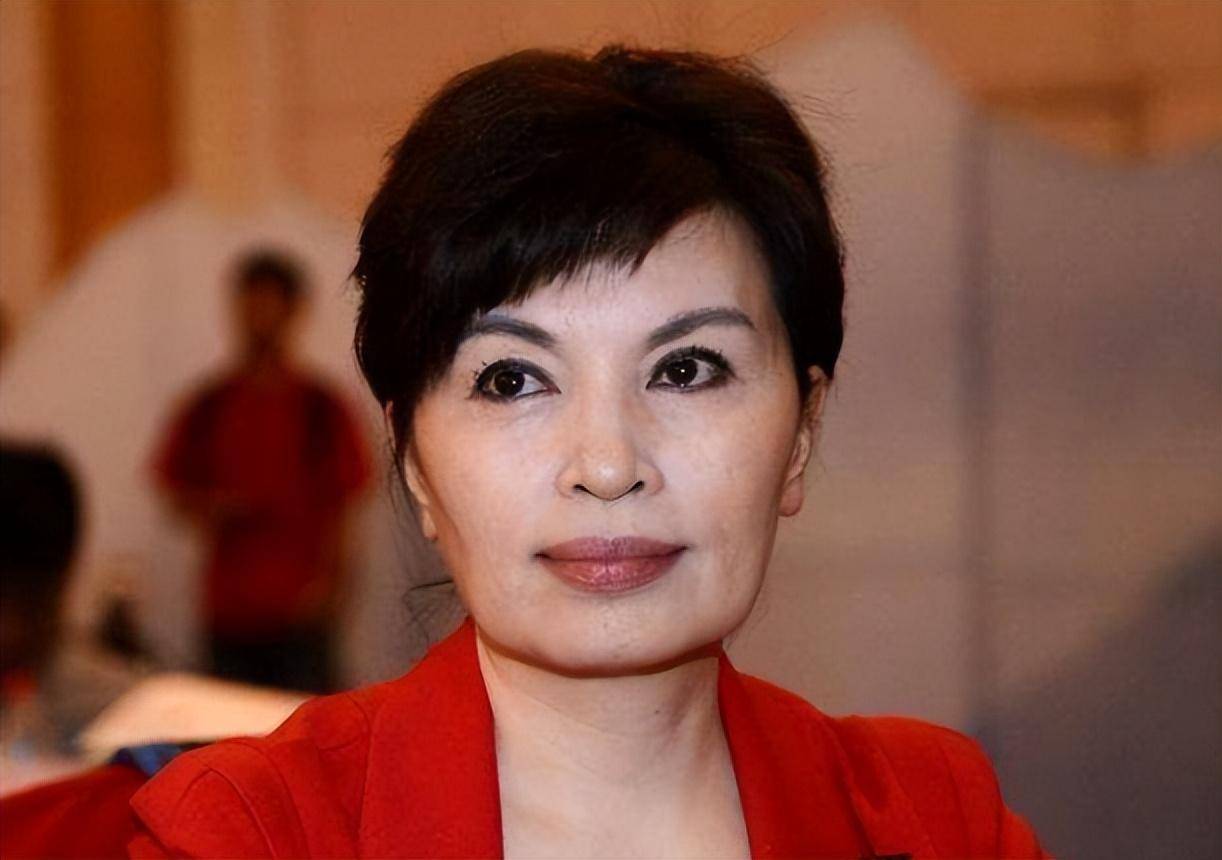 主持28年0失误,儿子坠楼仍不离岗,央视主播李瑞英后来咋样了