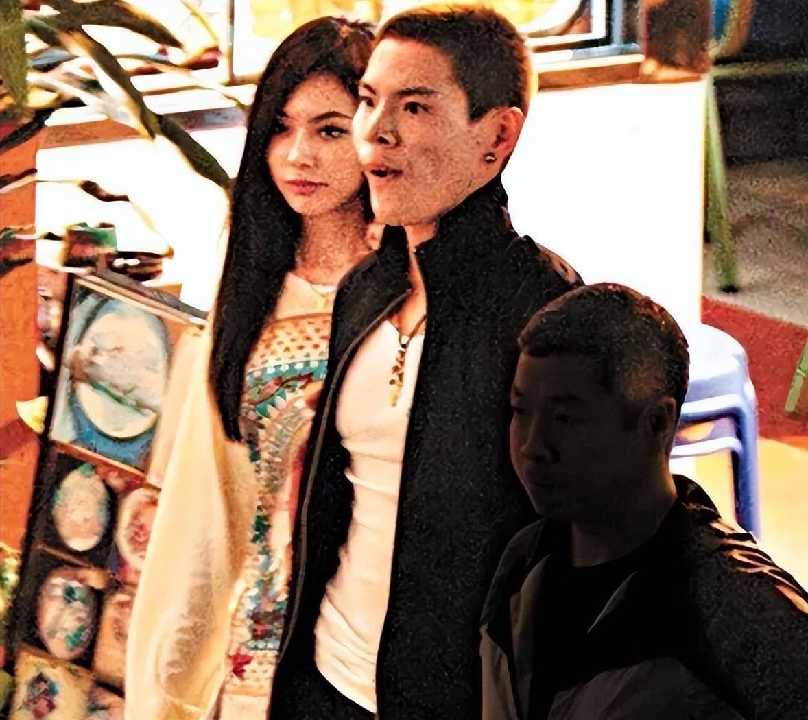 她两次嫁入豪门,曾被曝出轨向佐,气疯向太,现在41岁生活很幸福_黄婉佩