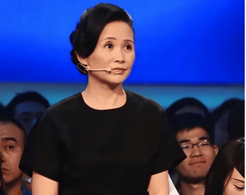 "非诚勿扰"黄菡:倒追嫁同学,恩爱30年无绯闻,女儿比她还漂亮