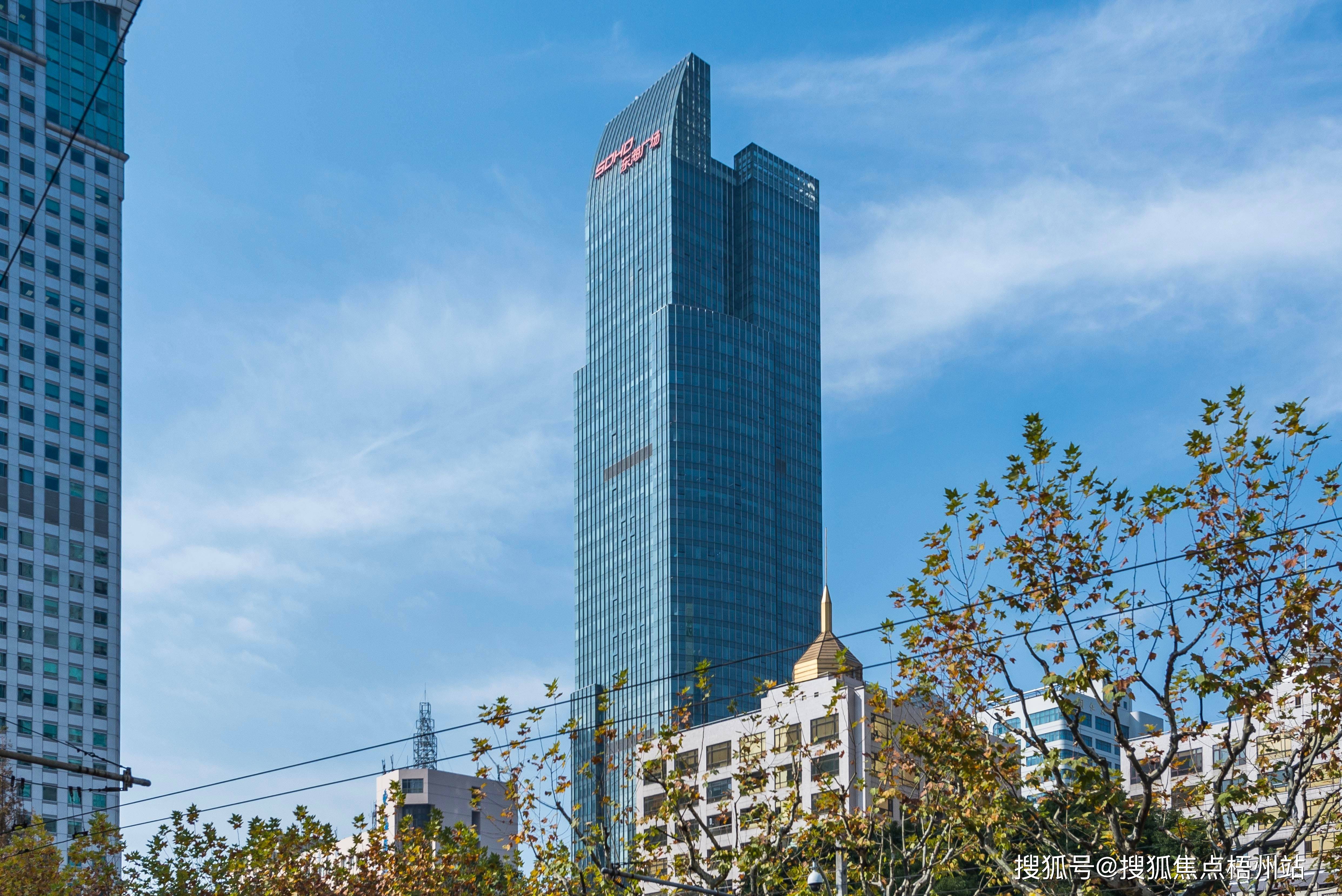 位于上海市静安区铜仁路299号,矗立于南京西路中央商务区的核心地带