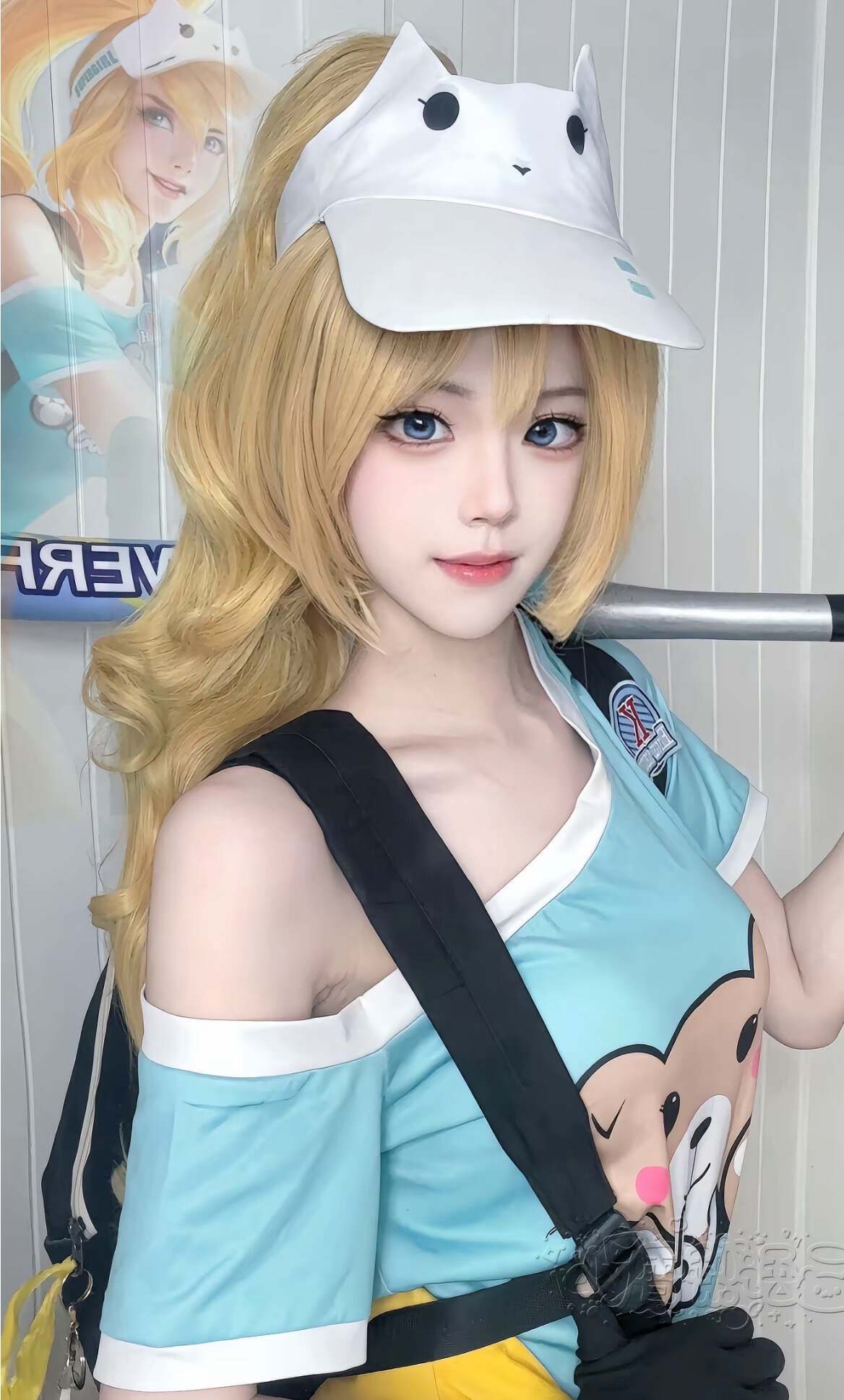 网红cos花木兰,手拿棒球棒,头戴白帽子,运动感十足,造型还原