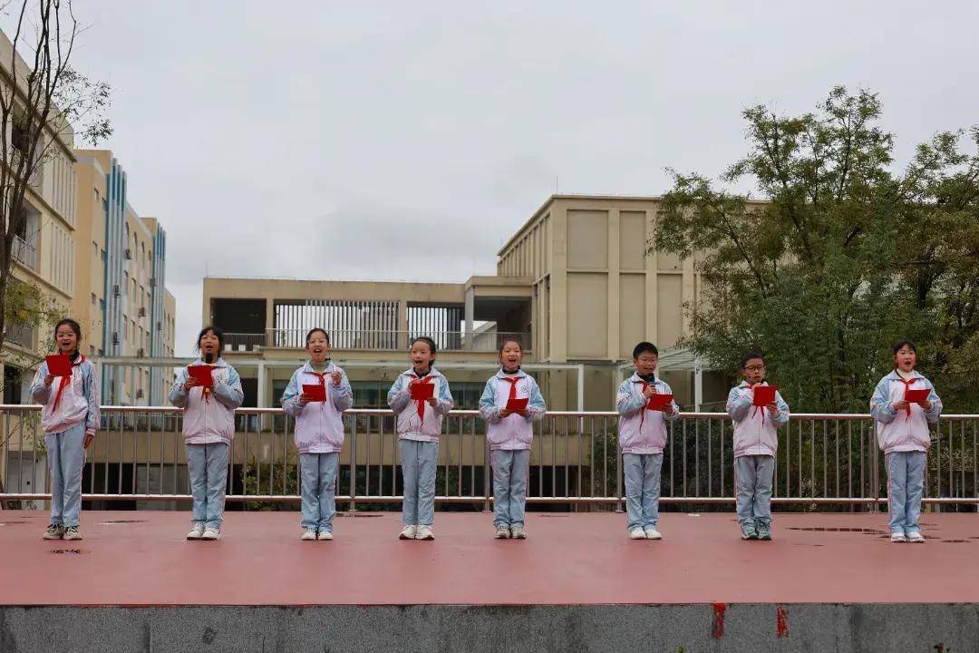 跃进小学开展秋季趣味运动会