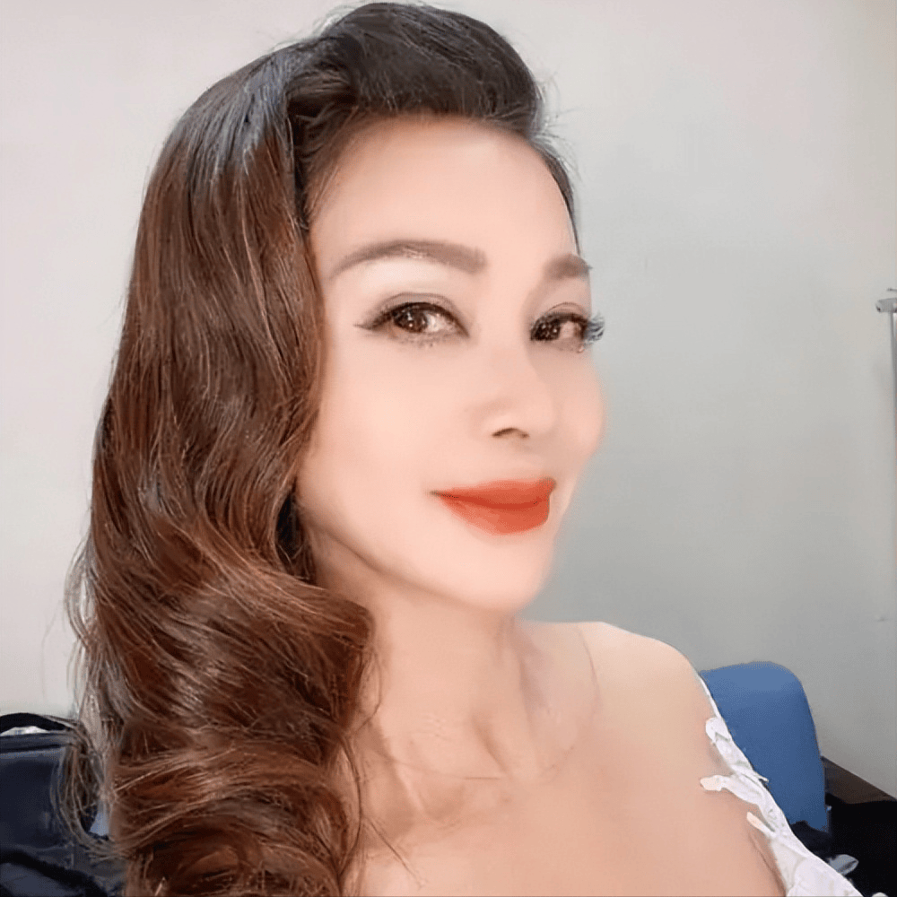 "亿万富婆"陈美凤:身边仍追求者不断,现男友比她小30岁