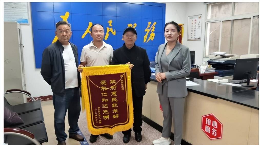 “友好湖南·光明助残-爱眼公益行”惠及民众，患者送锦旗致谢