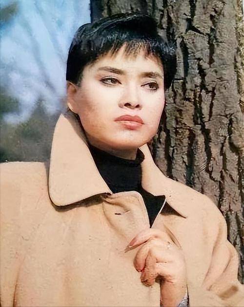 21年富豪丈夫心肌梗死,毛阿敏亲自治丧,去世时一双儿女还未成年