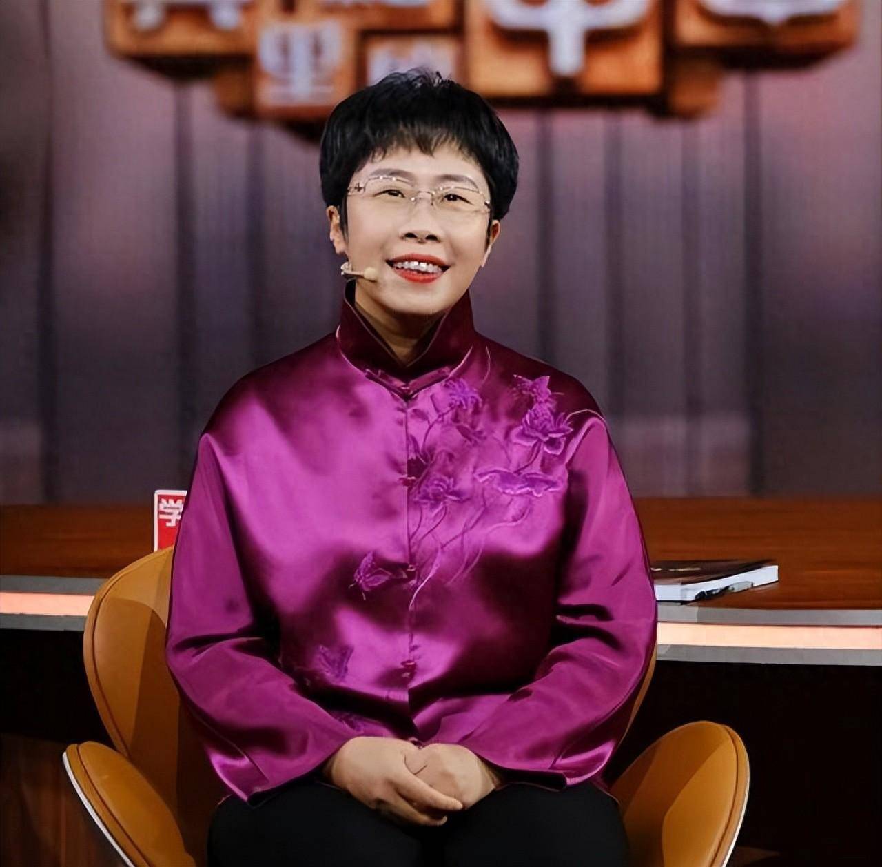 48岁北大才女蒙曼:学识渊博风趣幽默,虽单身至今,但她赢了人生