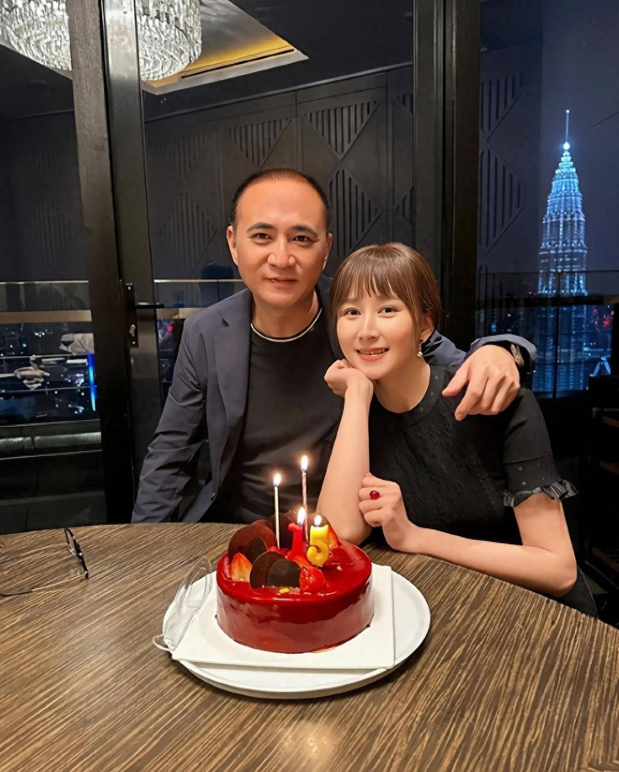 朱兆祥向胡静求婚因年龄大被拒,当他掏出50亿的卡时,胡静:我嫁