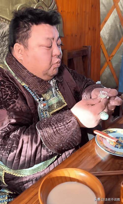 吃播网红恩克半年吃110只羊，眼神呆滞脸黑成炭，网友求他别吃了_身体_草原_流量