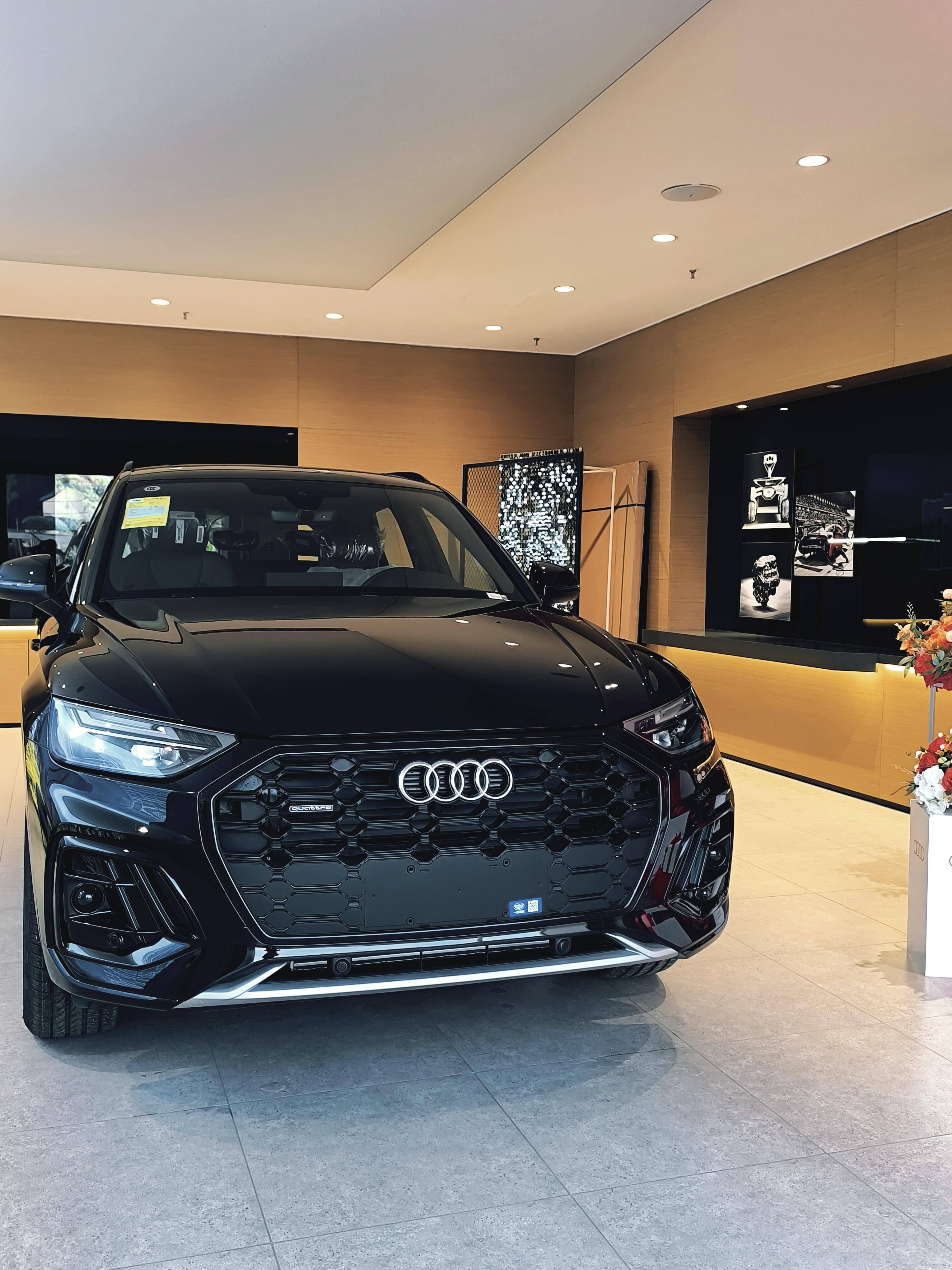 25款奥迪q5l实车到店增logo车贴+储物盒盖板标配30色氛围灯