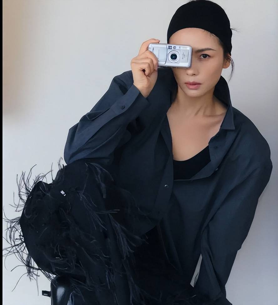 刘涛手拿相机拍照, 化清水妆,清新又唯美!